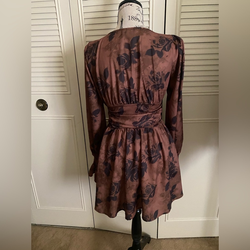 Pretty Little Thing brown cinched waist floral digital rose dress button down - Picture 7 of 17